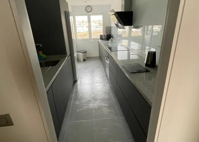 Stunning 2 Bedroom With Full View Of The Sea And Marina , Full Sun